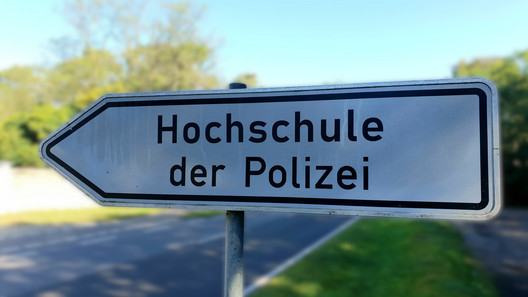 Schild Hochschule der Polizei