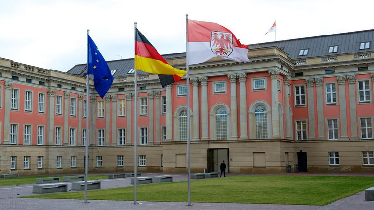 Innenhof mit Haupteingang des Landtagsgebäudes